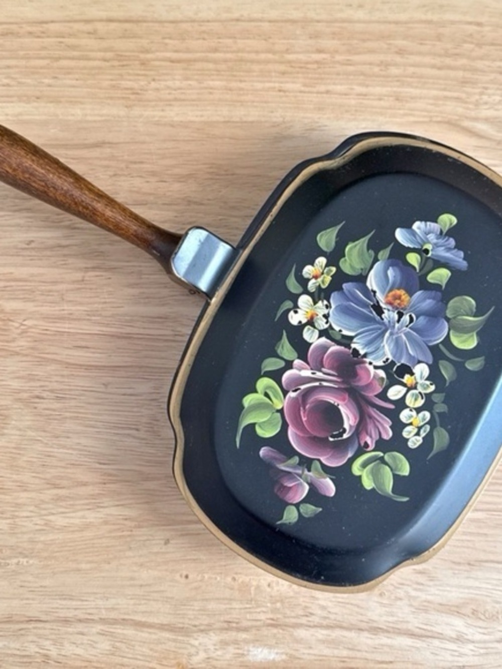 Vintage Toleware Hand Painted Silent Butler Crumb Catcher Wooden Handle Nashco - Picture 15 of 15